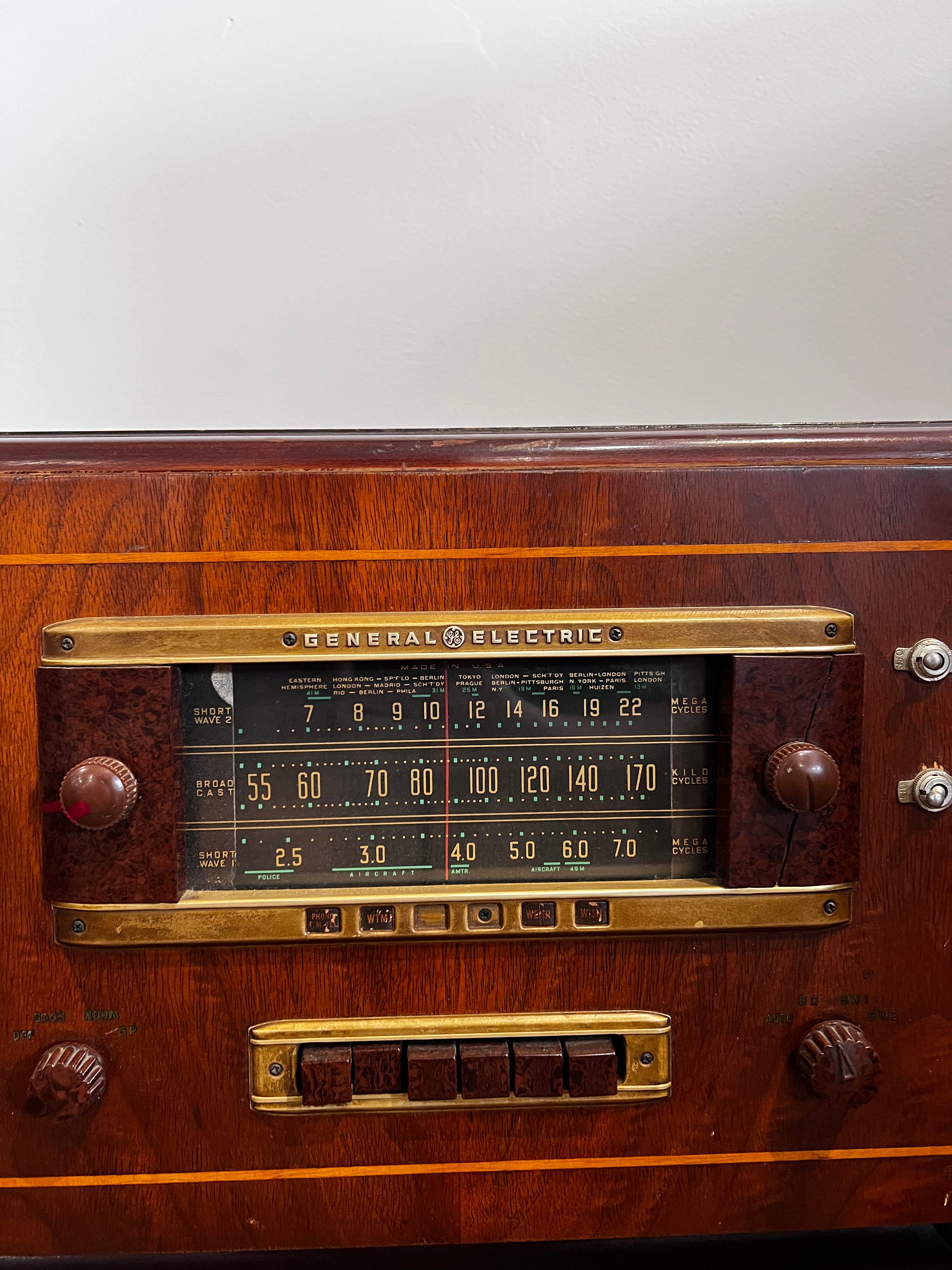 Vintage General Electric Radio